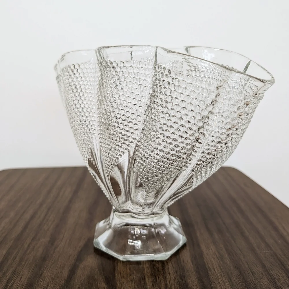 L.E. Smith 1940s Thousand Eyes Pattern Hobnail Fan Shaped Footed Tall Glass Vase